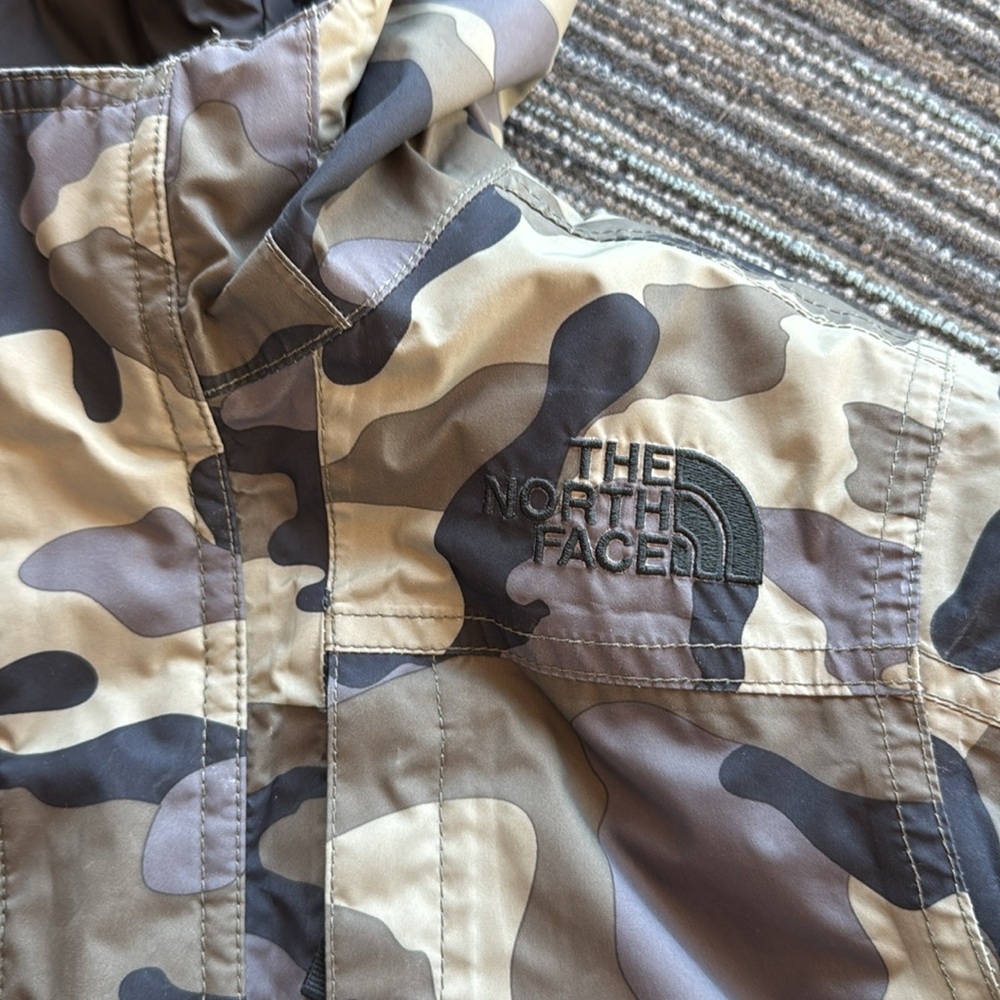 The North Face boys heavy weight jacket - Picture 2 of 6